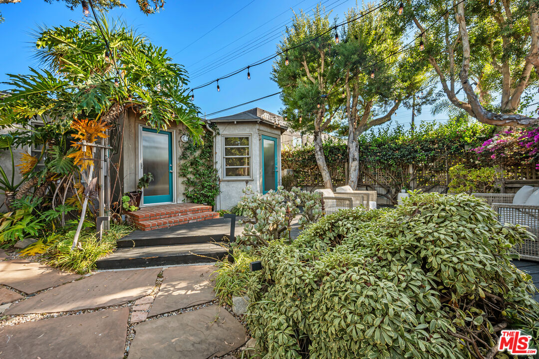 1216 Elm St