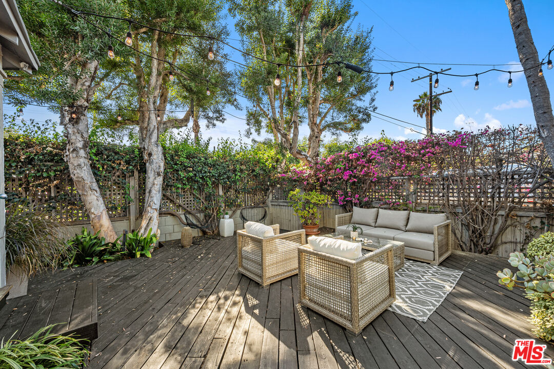 1216 Elm St