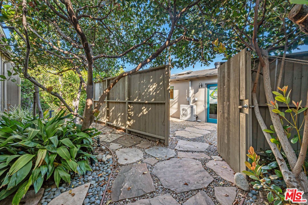 1216 Elm St