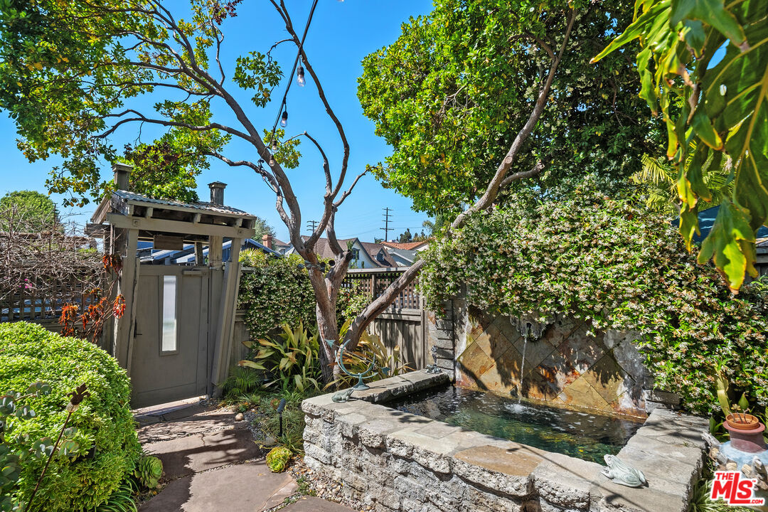 1216 Elm St