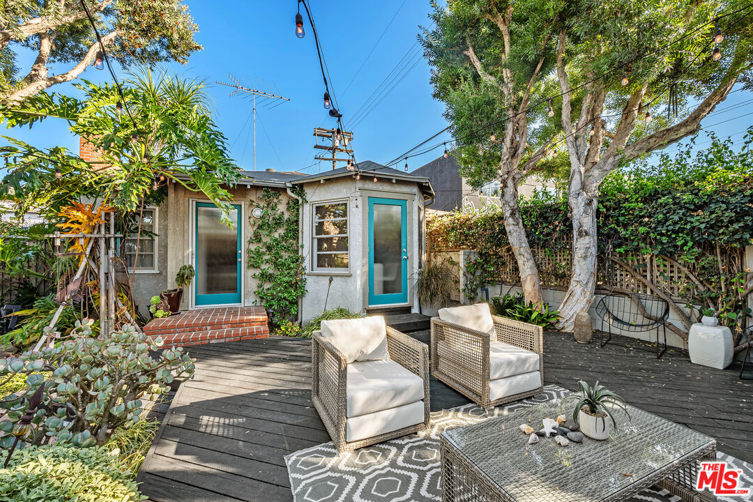 1216 Elm St