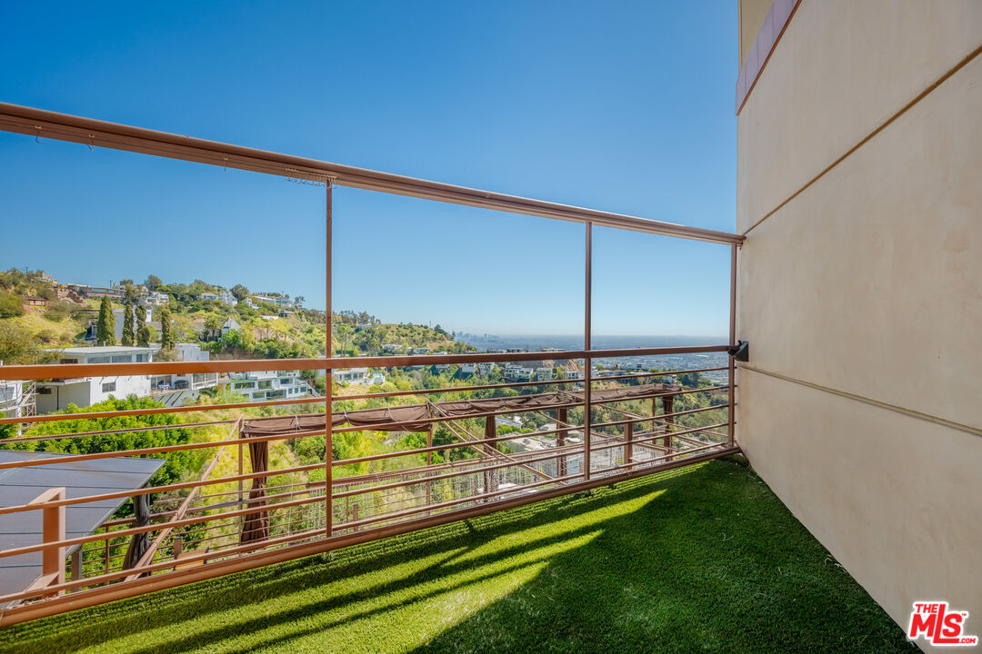 2189 Sunset Plaza Dr