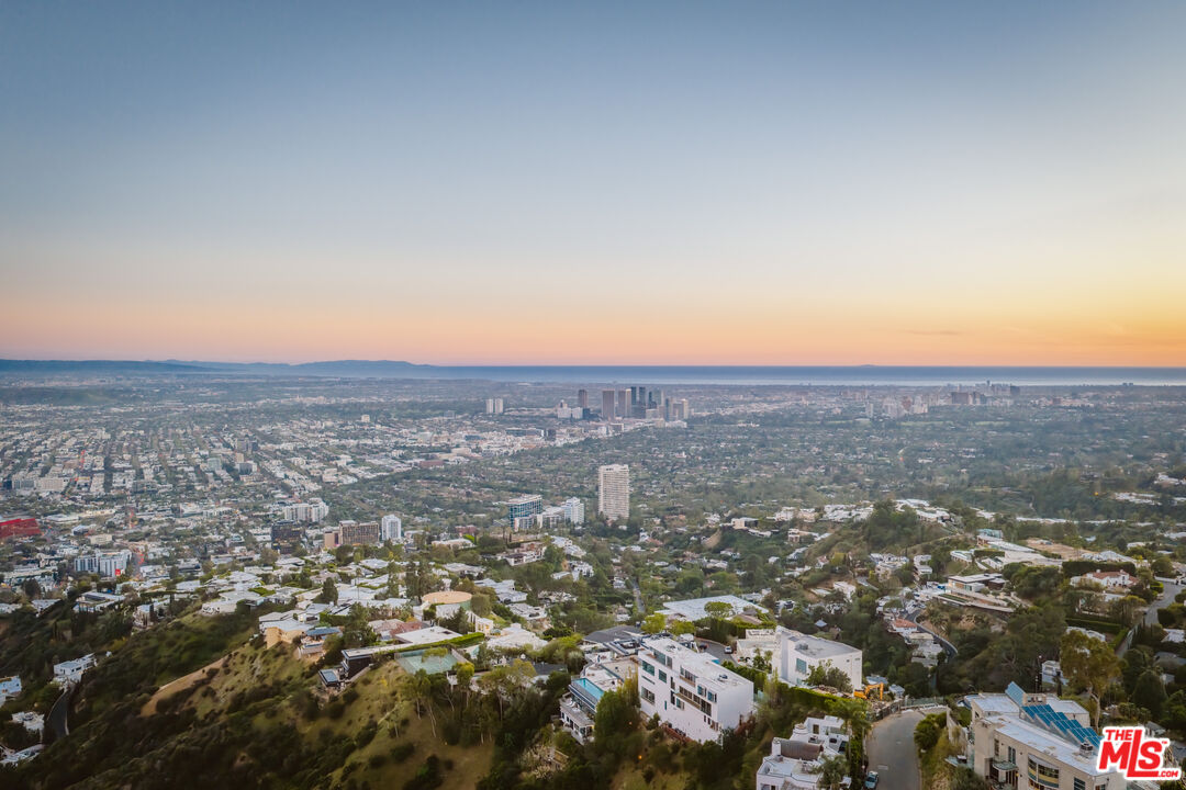 2189 Sunset Plaza Dr