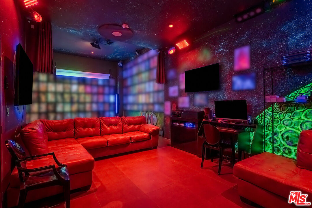 2189 Sunset Plaza Dr
