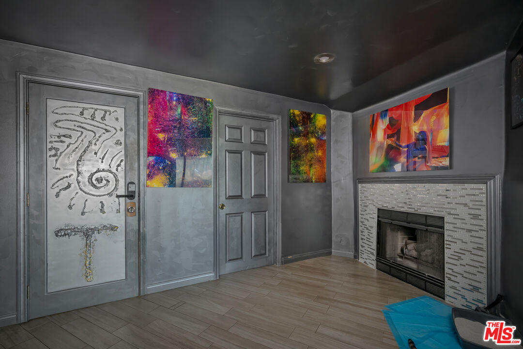 2189 Sunset Plaza Dr