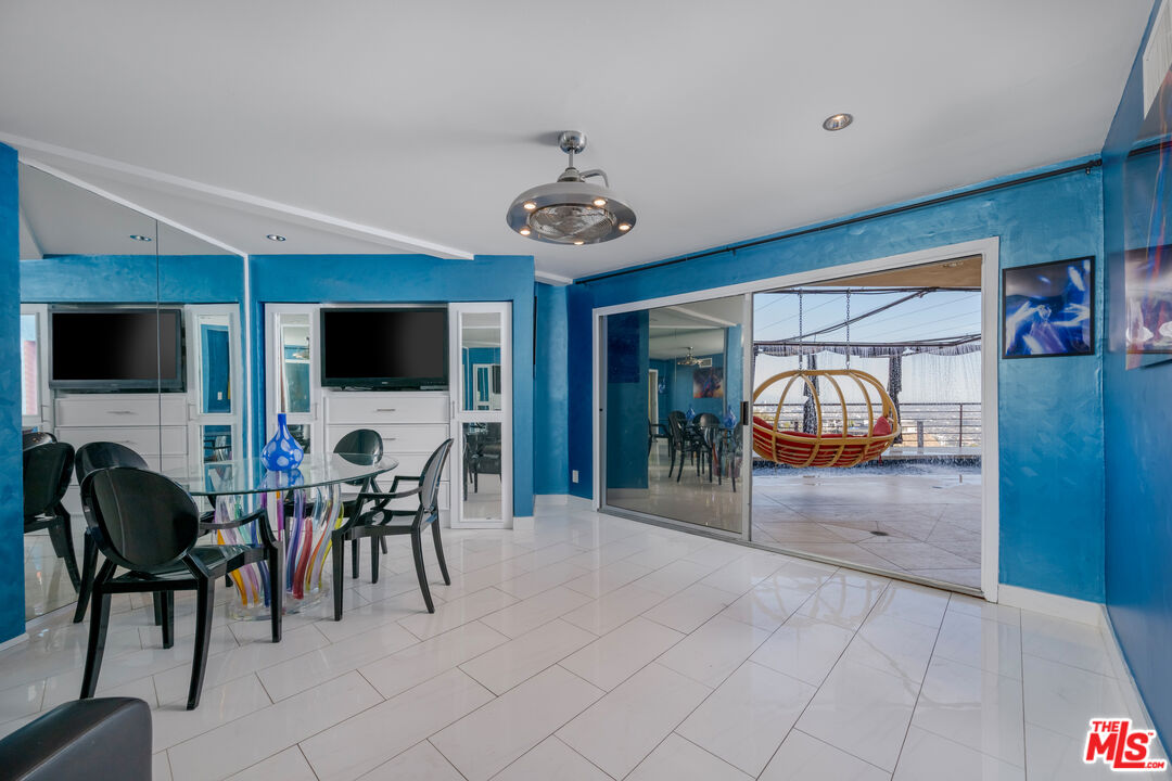 2189 Sunset Plaza Dr