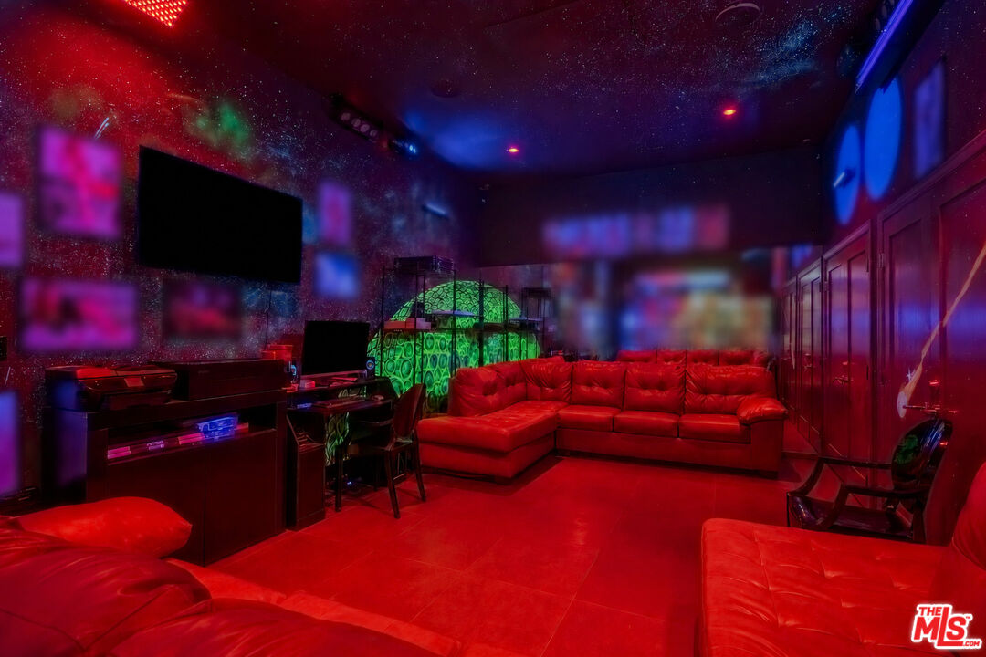 2189 Sunset Plaza Dr