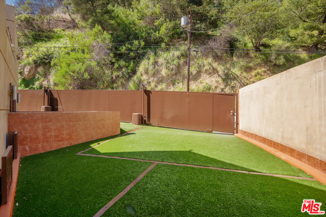 2189 Sunset Plaza Dr