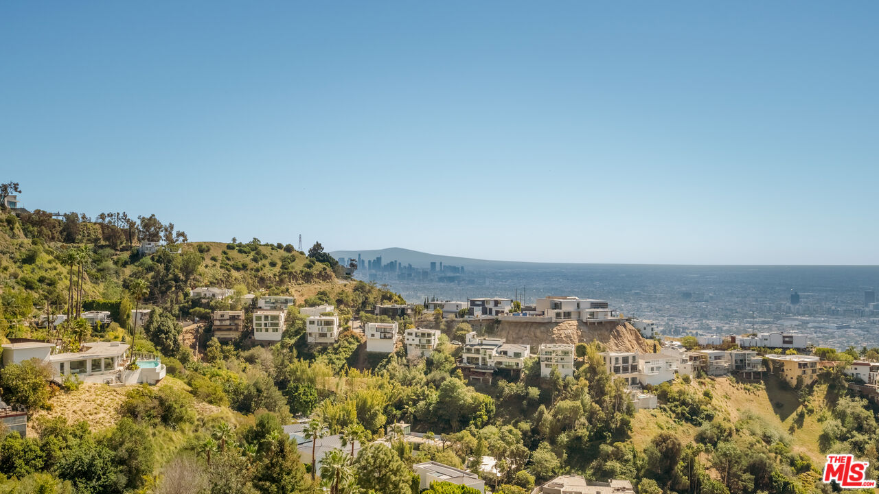 2189 Sunset Plaza Dr