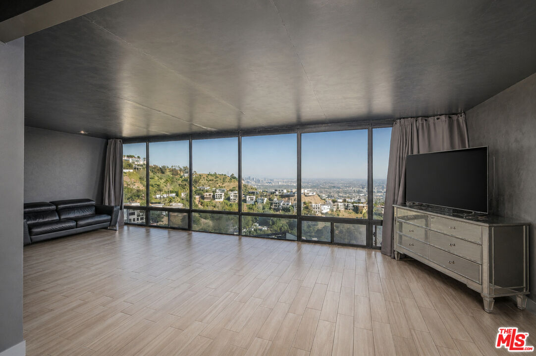 2189 Sunset Plaza Dr