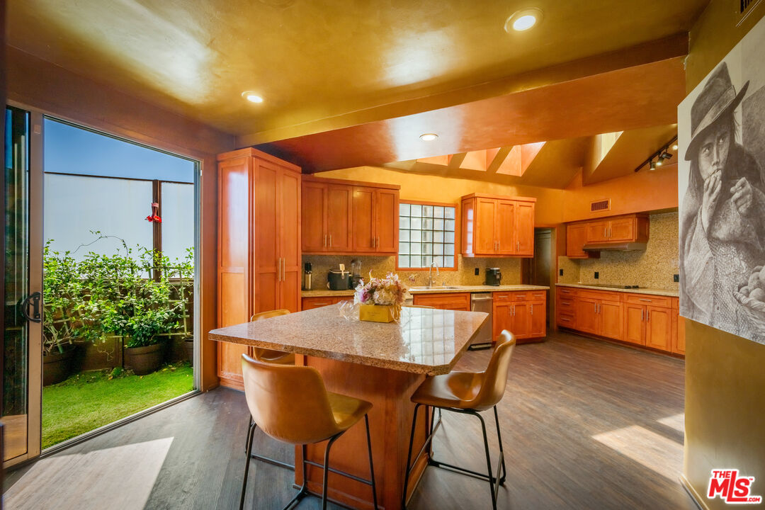 2189 Sunset Plaza Dr