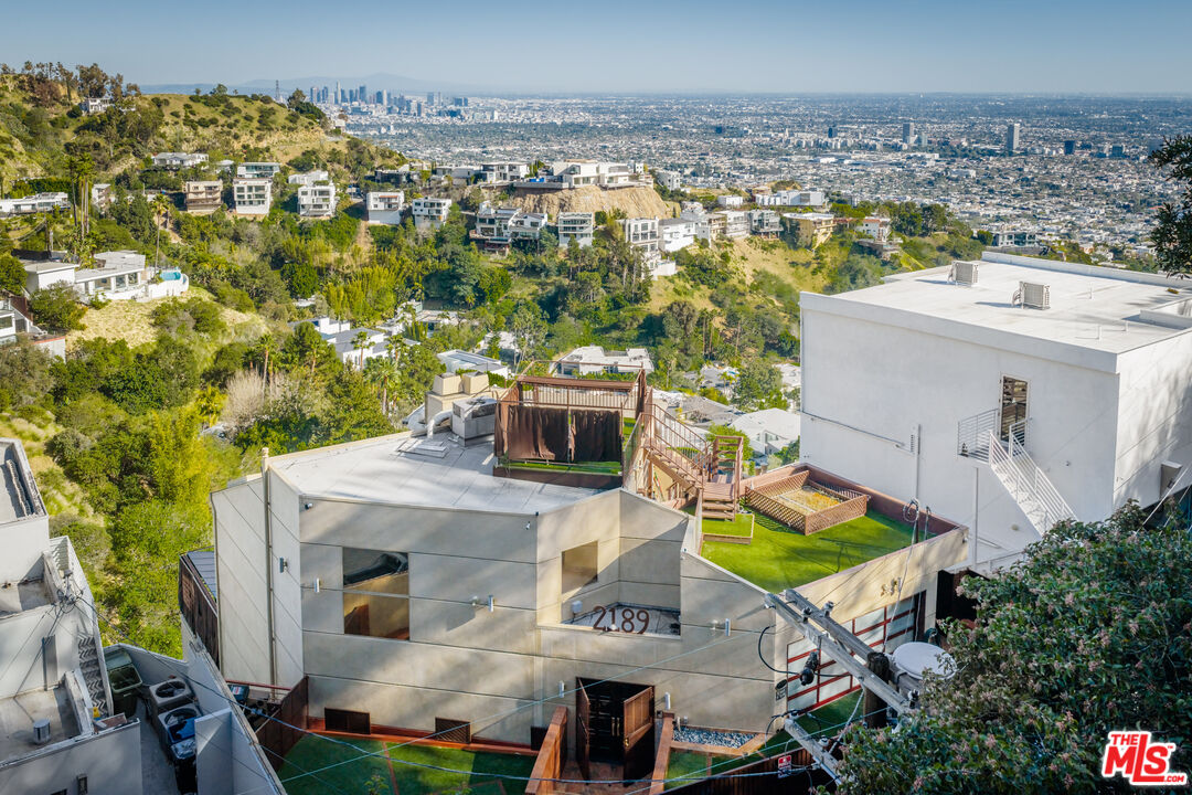 2189 Sunset Plaza Dr