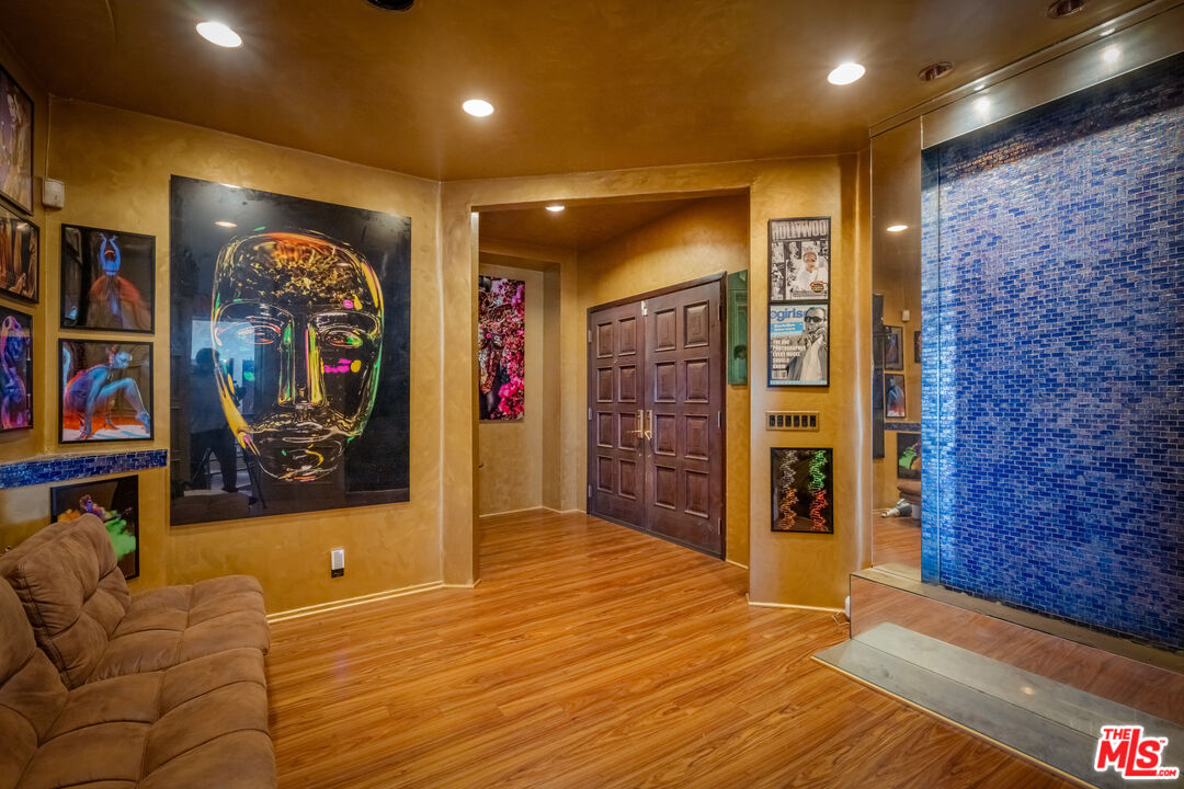 2189 Sunset Plaza Dr