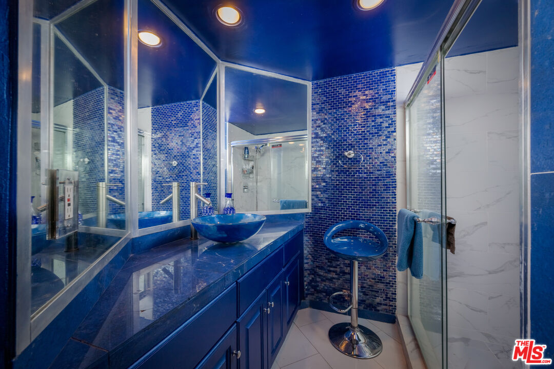2189 Sunset Plaza Dr