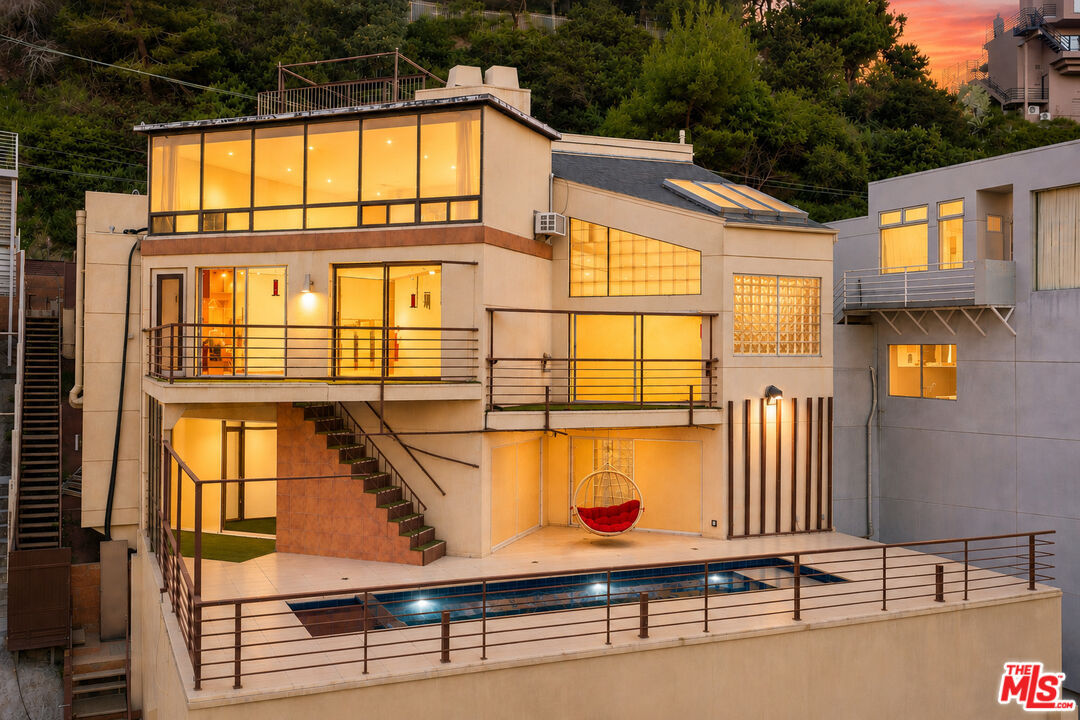 2189 Sunset Plaza Dr
