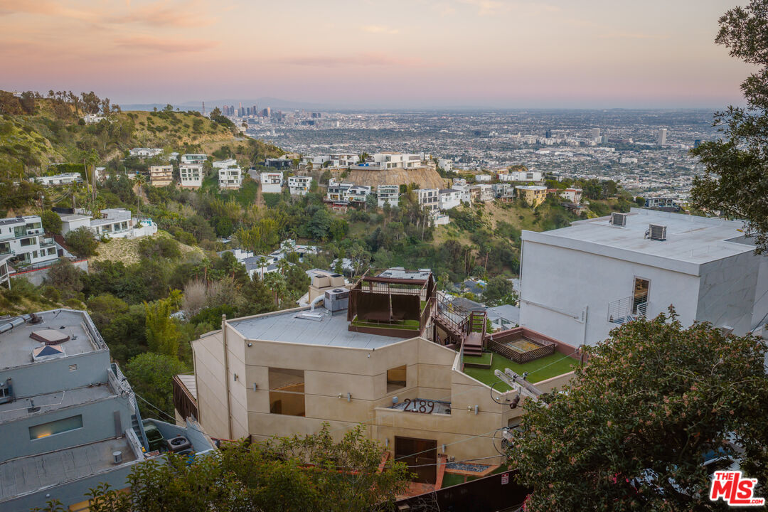 2189 Sunset Plaza Dr