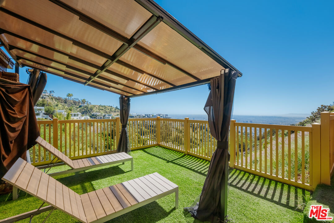 2189 Sunset Plaza Dr