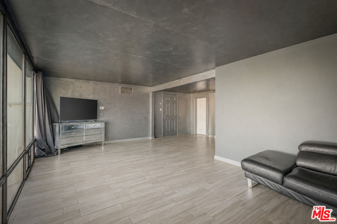 2189 Sunset Plaza Dr