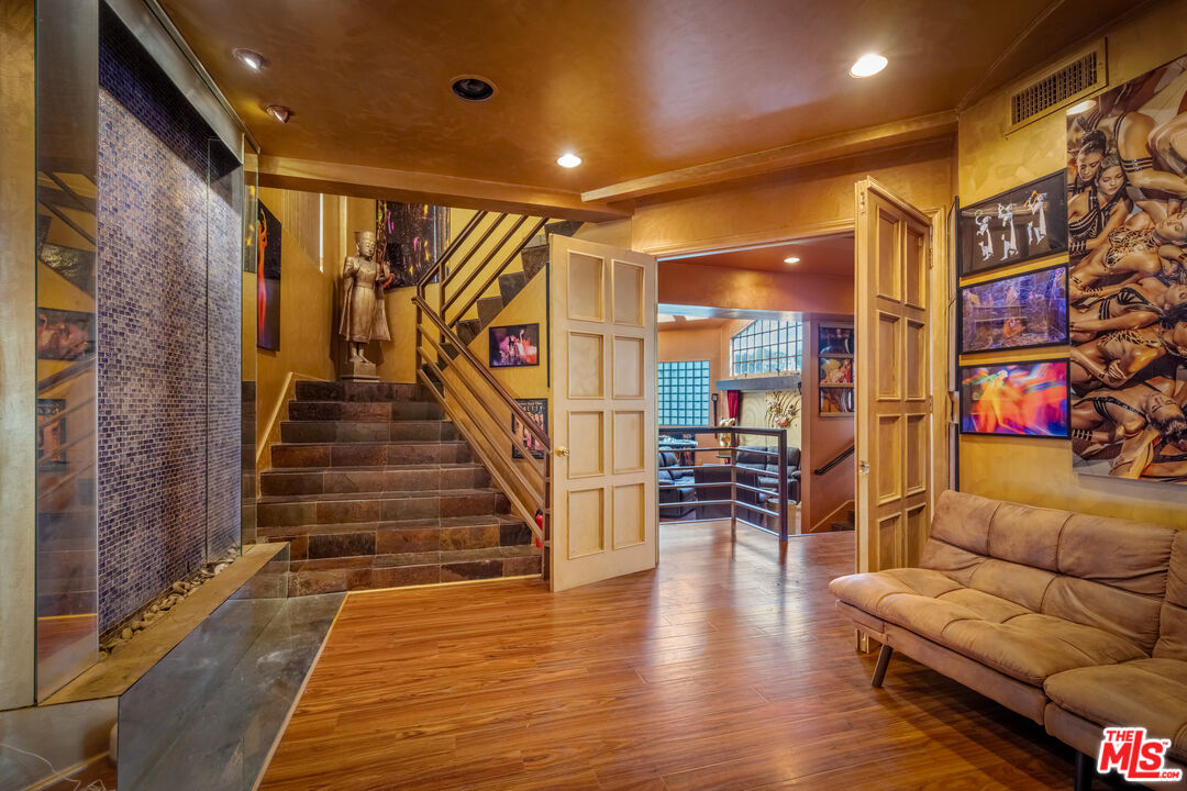 2189 Sunset Plaza Dr