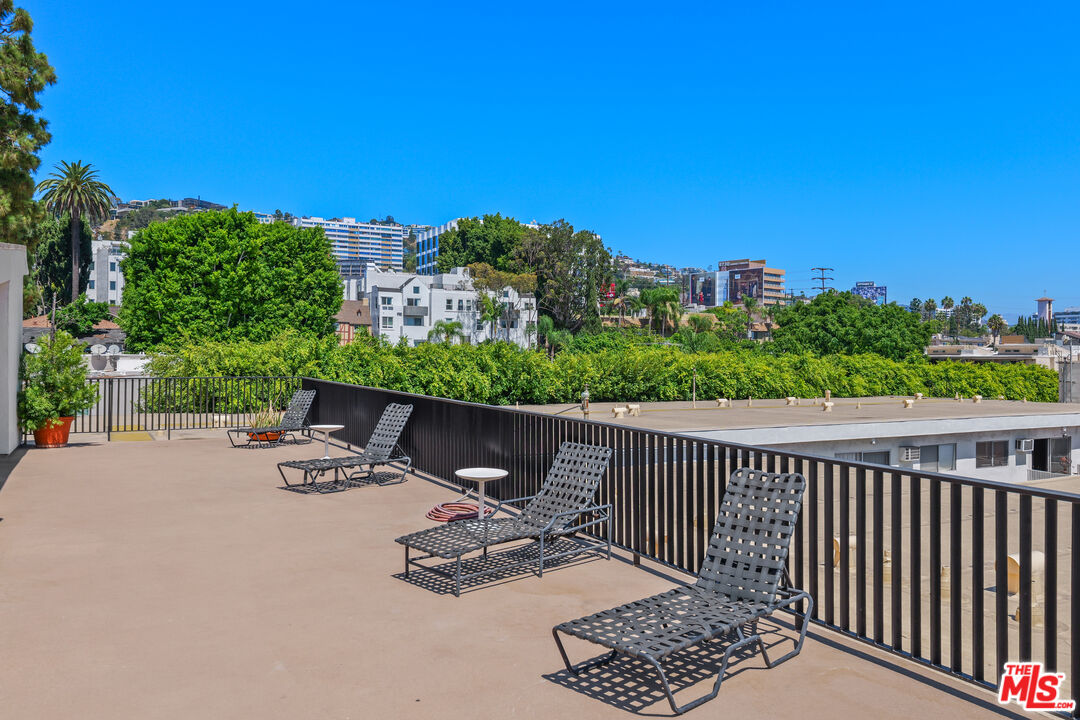 960 Larrabee St Unit: 328