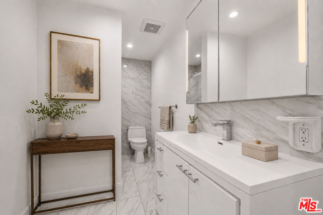 960 Larrabee St Unit: 328