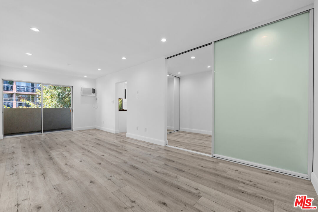 960 Larrabee St Unit: 328
