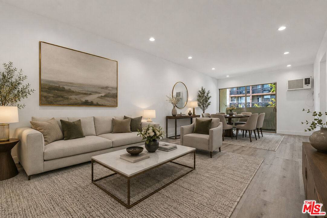960 Larrabee St Unit: 328
