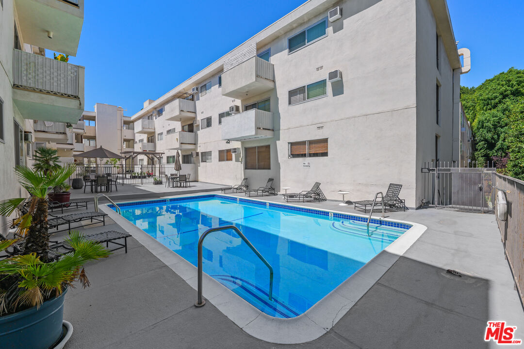 960 Larrabee St Unit: 328