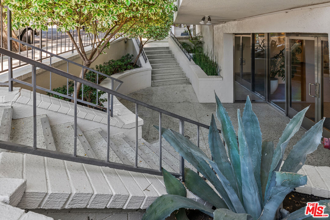 960 Larrabee St Unit: 328
