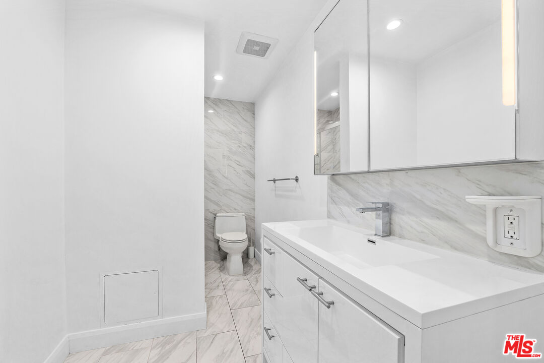 960 Larrabee St Unit: 328