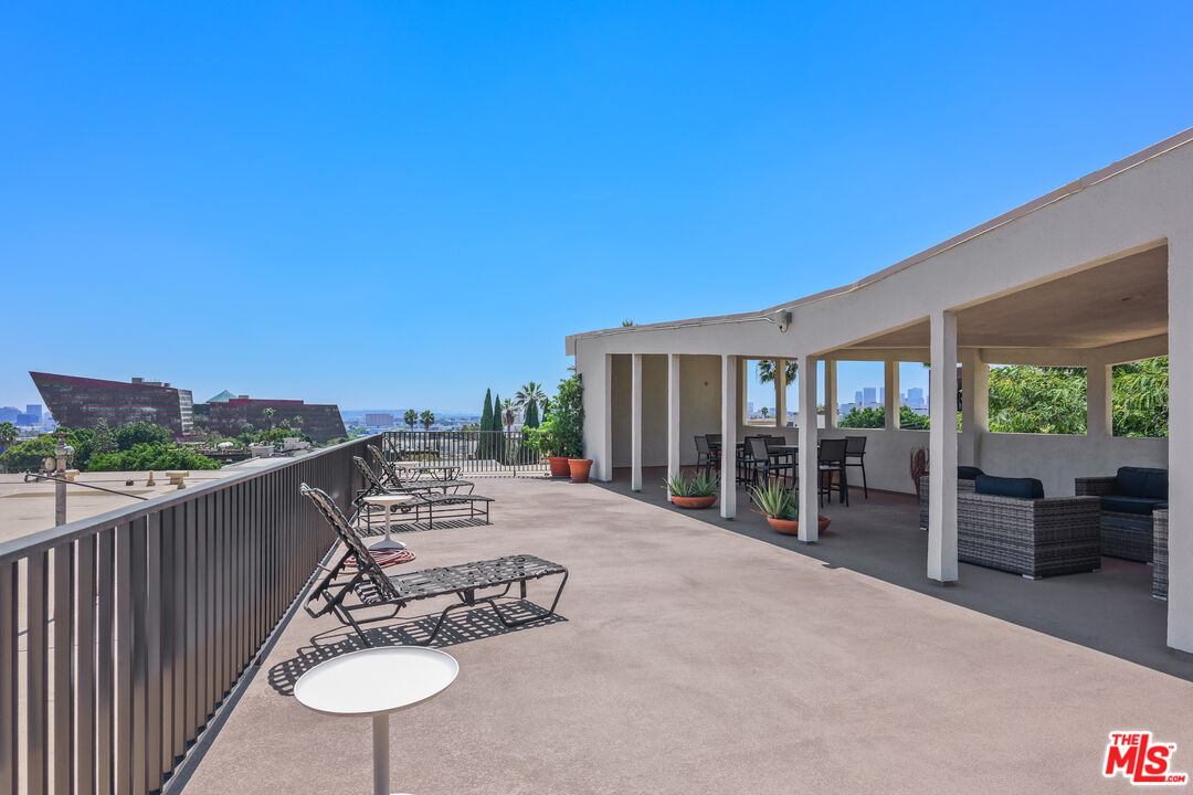 960 Larrabee St Unit: 328