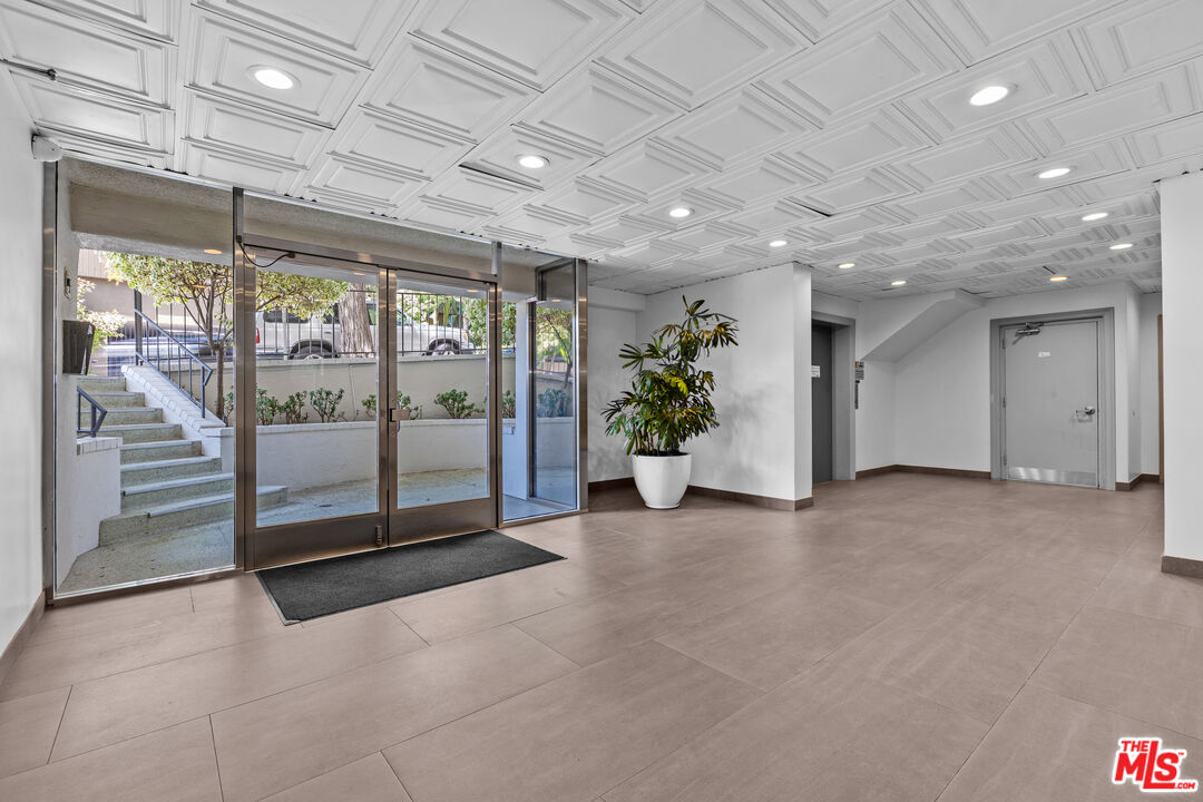 960 Larrabee St Unit: 328
