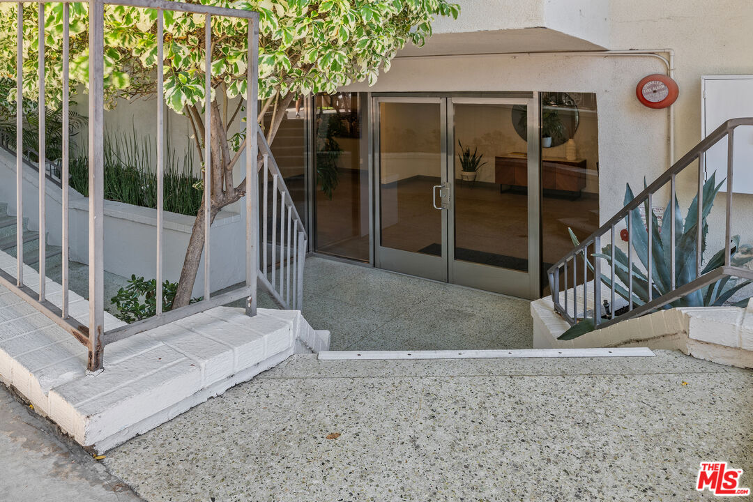 960 Larrabee St Unit: 328