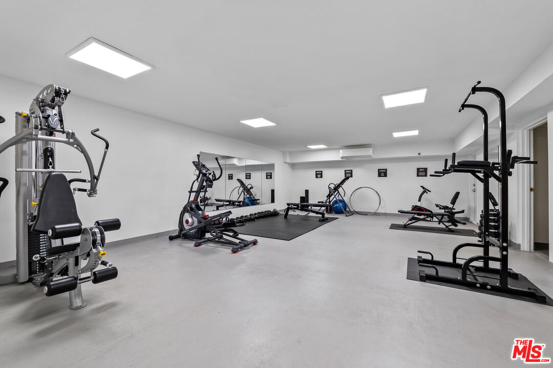 960 Larrabee St Unit: 328