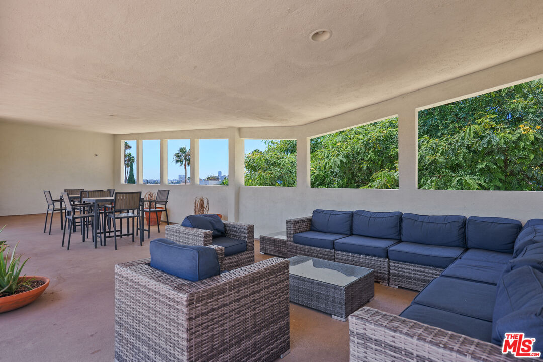 960 Larrabee St Unit: 328