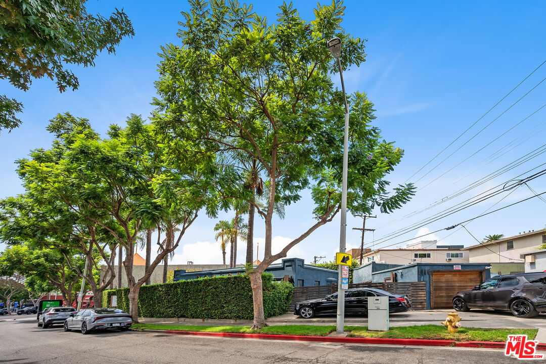 1111 N Crescent Heights Blvd