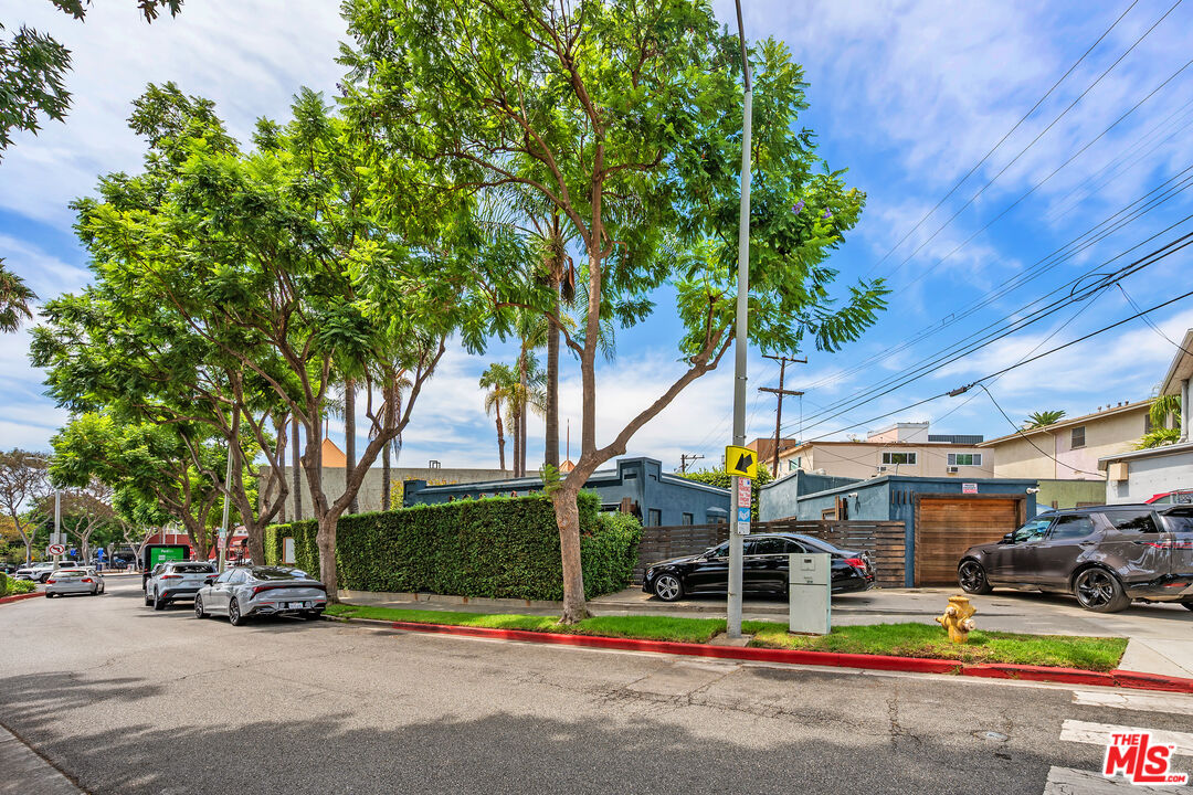 1111 N Crescent Heights Blvd
