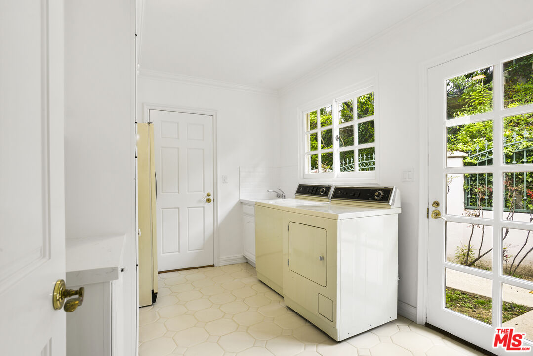 400 EVELYN PL