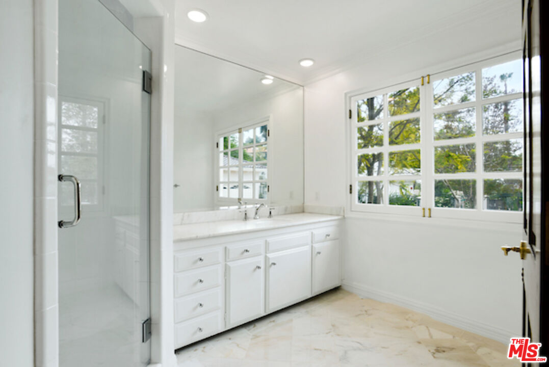 400 EVELYN PL