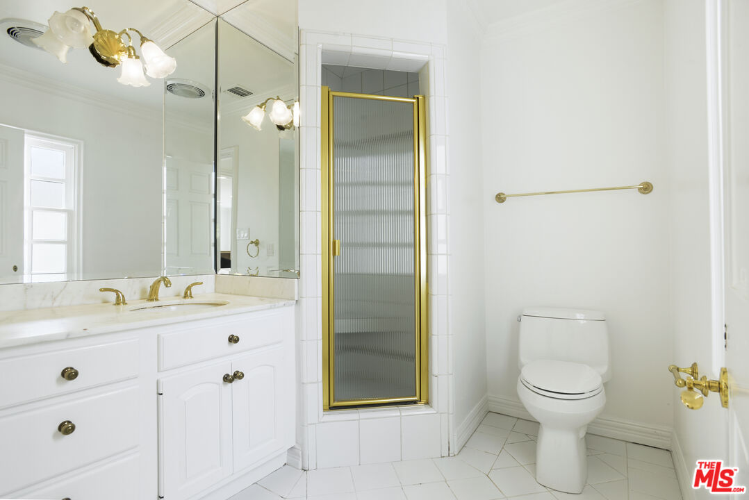 400 EVELYN PL