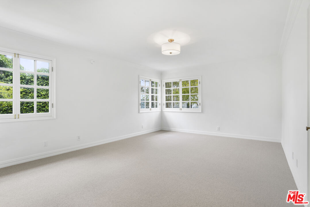 400 EVELYN PL