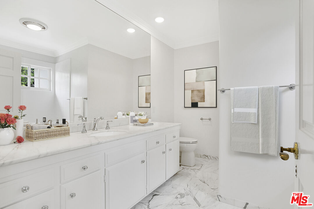 400 EVELYN PL