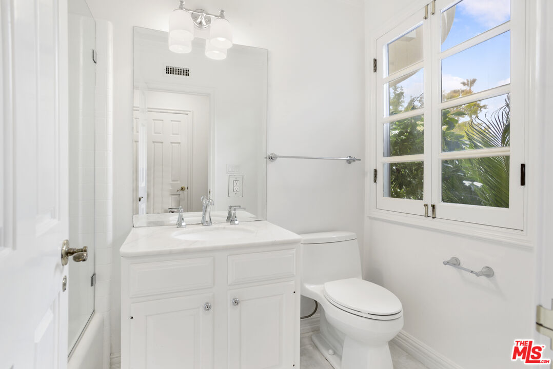 400 EVELYN PL