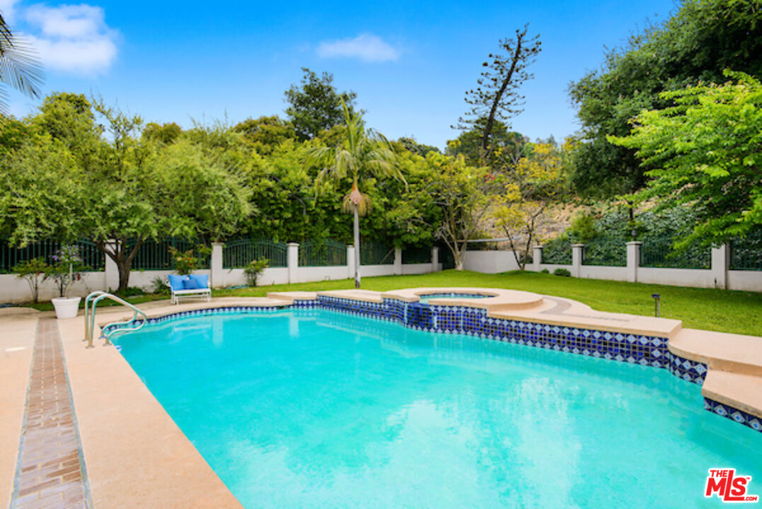 400 EVELYN PL