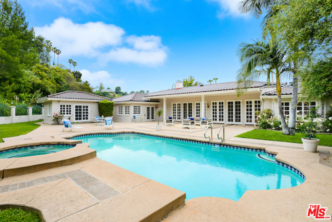 400 EVELYN PL
