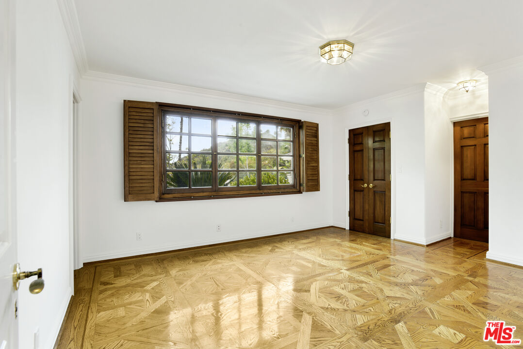 400 EVELYN PL