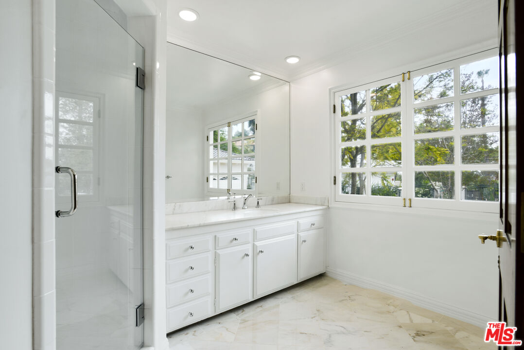 400 EVELYN PL