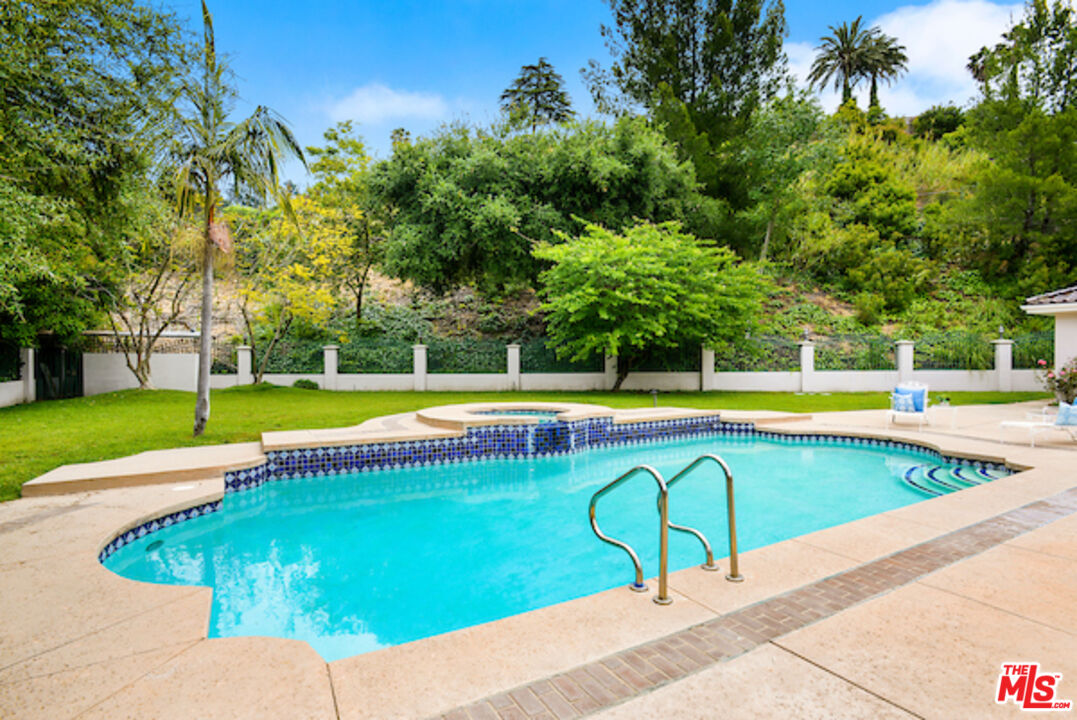 400 EVELYN PL