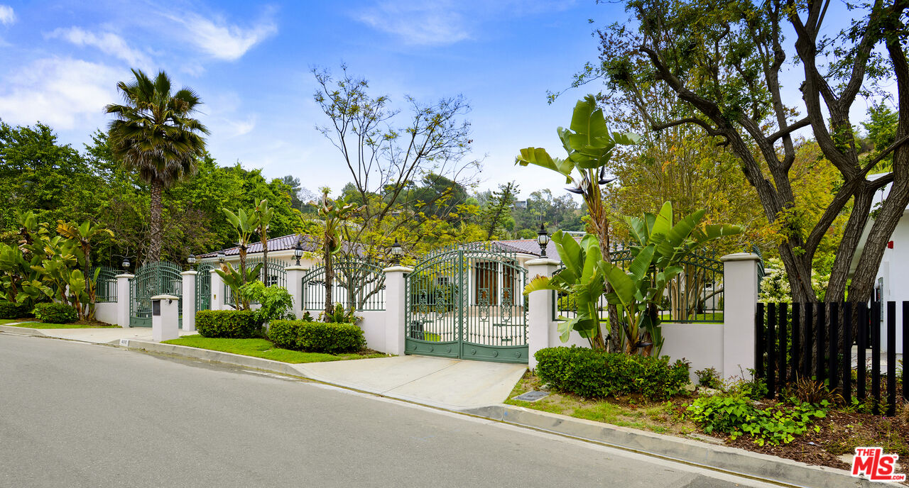 400 EVELYN PL