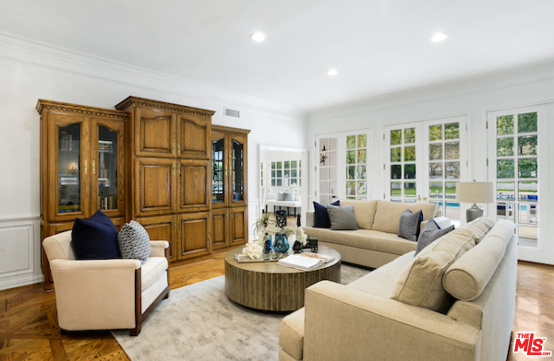 400 EVELYN PL